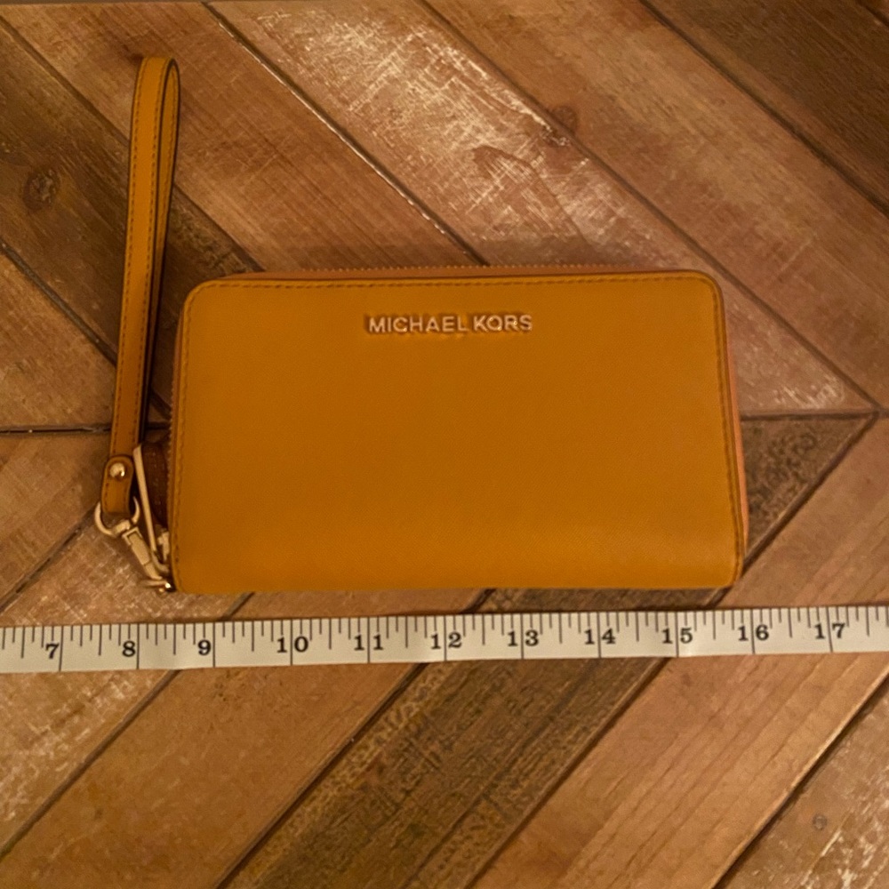 Micheal Kors Authentic Cell Phone Wristlet